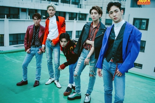 K-POPリーダーのSHINeeが、5枚目のアルバムのタイトルチューン『1 of 1』をテレビで初披露し、活動再開ステージを繰り広げる。写真：SMエンターテインメント