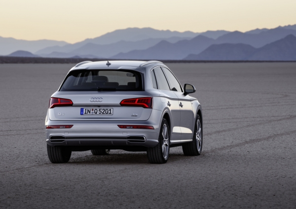 アウディは、パリモーターショーでSUVの新型「Audi Q5」を発表した。（写真提供：アウディジャパン）