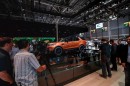 ジャガー・ランドローバーは、パリモーターショー2016で、新型SUV「ディスカバリー(DISCOVERY)」を世界初披露した。(写真提供:ジャガー・ランドローバー) ジャガー・ランドローバーは、パリモーターショー2016で、新型SUV「ディスカバリー(DISCOVERY)」を世界初披露した。(写真提供:ジャガー・ランドローバー)