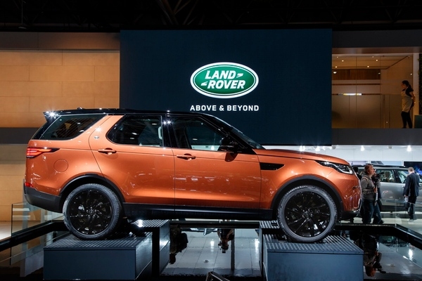 ジャガー・ランドローバーは、パリモーターショー2016で、新型SUV「ディスカバリー（DISCOVERY）」を世界初披露した。（写真提供：ジャガー・ランドローバー）
