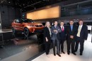 ジャガー・ランドローバーは、パリモーターショー2016で、新型SUV「ディスカバリー(DISCOVERY)」を世界初披露した。(写真提供:ジャガー・ランドローバー) ジャガー・ランドローバーは、パリモーターショー2016で、新型SUV「ディスカバリー(DISCOVERY)」を世界初披露した。(写真提供:ジャガー・ランドローバー)