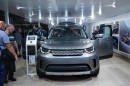 ジャガー・ランドローバーは、パリモーターショー2016で、新型SUV「ディスカバリー(DISCOVERY)」を世界初披露した。(写真提供:ジャガー・ランドローバー) ジャガー・ランドローバーは、パリモーターショー2016で、新型SUV「ディスカバリー(DISCOVERY)」を世界初披露した。(写真提供:ジャガー・ランドローバー)