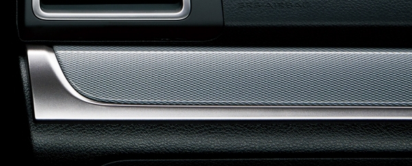 富士重工業が10月3日に発売した、クロスオーバーSUV「フォレスター」の特別仕様車「Style Modern」の特別装備　インパネ加飾パネル（クロスメッシュ＋シルバー塗装）。（写真提供：富士重工業）