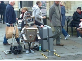 リアルなユーザーの近くで実績を積み、ロボットが社会において活躍するための技術向上はもちろん、法規面での課題の洗い出しも目的の一つである。