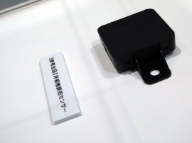 オムロンが発表した車載向け「非接触脈拍センサー」のプロトタイプ。2016年10月4日に幕張メッセで開幕した「CEATEC JAPAN 2016」に展示した。大きさはタバコの箱の半分ほど オムロンが発表した車載向け「非接触脈拍センサー」のプロトタイプ。2016年10月4日に幕張メッセで開幕した「CEATEC JAPAN 2016」に展示した。大きさはタバコの箱の半分ほど