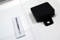 オムロンが発表した車載向け「非接触脈拍センサー」のプロトタイプ。2016年10月4日に幕張メッセで開幕した「CEATEC JAPAN 2016」に展示した。大きさはタバコの箱の半分ほど