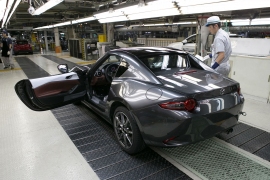 マツダは本社宇品第1工場で「Mazda MX-5 RF(日本名:ロードスター RF)」の生産を開始した。写真は、量産第一号車(欧州仕様車)。(写真提供:マツダ) マツダは本社宇品第1工場で「Mazda MX-5 RF(日本名:ロードスター RF)」の生産を開始した。写真は、量産第一号車(欧州仕様車)。(写真提供:マツダ)