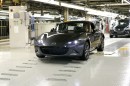 マツダは本社宇品第1工場で「Mazda MX-5 RF(日本名:ロードスター RF)」の生産を開始した。写真は、量産第一号車(欧州仕様車)。(写真提供:マツダ) マツダは本社宇品第1工場で「Mazda MX-5 RF(日本名:ロードスター RF)」の生産を開始した。写真は、量産第一号車(欧州仕様車)。(写真提供:マツダ)
