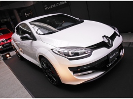 50台限定の「メガーヌ ルノー・スポール273トロフィーS<LHD>」、価格は456.0万円だ。8.25J×19インチホイールに235/35R19タイヤを履く