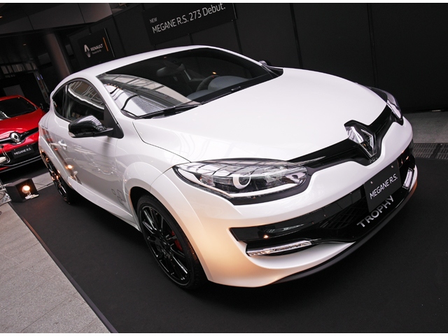 50台限定の「メガーヌ ルノー・スポール273トロフィーS<LHD>」、価格は456.0万円だ。8.25J×19インチホイールに235/35R19タイヤを履く