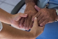 「介護離職ゼロ」に向けて、国と企業が動き始めている。厚生労働省は「地域包括支援センター」に対して土日や祝日も開くように促し、人件費などを支援するために自治体への交付金上限の緩和も検討するという。