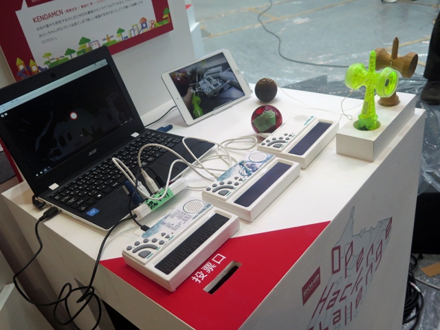 『ROHM OPEN HACK CHALLENGE』グランプリ賞の「けん玉楽器」。けん玉にセンサーを搭載。玉の動きに合わせて音を鳴らし、スマホ上でVJや照明をコントロールするなど、新しい遊び方を提案する。