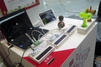 『ROHM OPEN HACK CHALLENGE』グランプリ賞の「けん玉楽器」。けん玉にセンサーを搭載。玉の動きに合わせて音を鳴らし、スマホ上でVJや照明をコントロールするなど、新しい遊び方を提案する。