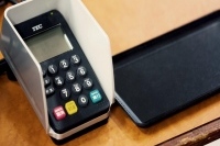 2015年度のデビットカード国内市場規模は、取扱金額ベースで8,905億 5,000万円であった