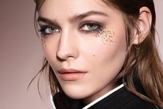 バーバリーから2種類のランウェイコレクション登場。ルースグリッターやパステルカラーのメイクアイテムを発売