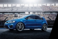 「Golf R」に特別装備を施した限定車「Golf RCarbon Style」(ゴルフ アール カーボン スタイル)」。