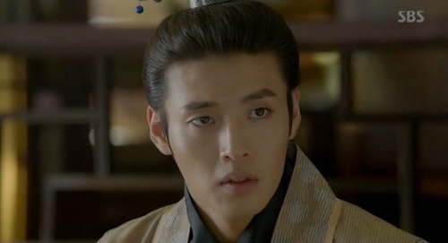 『月の恋人』でイ・ジュンギとIUはお互いの気持ちを確かめ合ったが、抱きしめ合うことはできなかった。写真：放送場面キャプチャ