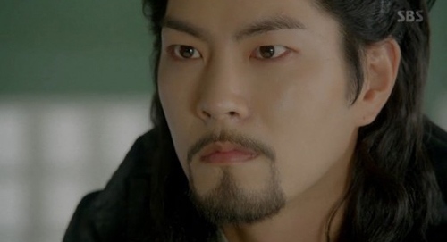 『月の恋人』でイ・ジュンギとIUはお互いの気持ちを確かめ合ったが、抱きしめ合うことはできなかった。写真：放送場面キャプチャ