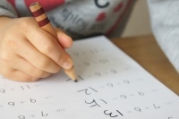 2015年度の教育産業市場縮小の分野では、大手教育事業者の大幅な会員数の減少によって、特に「幼児向け通信教育市場」「学生向け通信教育市場」が大きく縮小しているという。