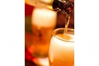 大手ビールメーカーが苦戦を強いられる中、主要地ビールメーカーは毎年出荷量を伸ばしている。その要因の一つとしてふるさと納税が寄与しているという。ふるさと納税は物だけではなく、人の交流という形の返礼についての取り組みも始まっている。