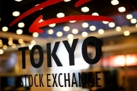SQ週の火曜、水曜の「鬼門」無事通過と思いきや、木曜になってフェイント攻撃。ハリケーンのような激しい雨と風に吹かれて転がる石のように急落しても、ゴチャマゼの混乱にはならず。