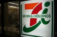 セブン-イレブン･ジャパンは｢スポット保育｣の試験運用を3つのエリアで開始した。｢スポット保育｣はカレンダー通りではない同社の勤務形態に合わせ、臨時の保育施設を設置する子育てサポートである。国や自治体のみならず、企業としても子育て中の社員のサポートをすることが期待される。