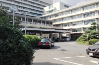 ロモーション立案サービスを提供するイロハが、20～50代の社会人500名を対象に実施した、健康に関するアンケート調査によれば、年収800万円以上人の81.6%で自宅から徒歩30分未満のところに総合病院があり、年収400万円未満の人と20%の開きがあったとのこと。また、年収が高い人ほど自宅から医療機関までのアクセスを重視する傾向があった。