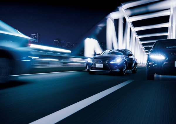 トヨタ自動車がマイナーチェンジして発売するレクサスのFRスポーツセダン「300h」（写真提供：トヨタ自動車） 