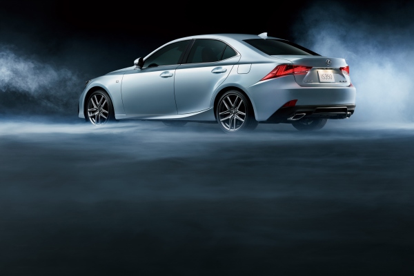 トヨタ自動車がマイナーチェンジして発売するレクサスのFRスポーツセダン「IS350」（写真提供：トヨタ自動車） 