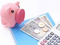 ボーナスが入ったときのお金の使い道についての調査では「今つかいたいものに使う」「投資」を合わせた割合が東京の人で46.8%、大阪の人で42.4%となり、僅差ではあるが東京の方が貯金以外の使い道に回す割合が高いという結果となった。