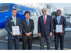 米国のふたつの飛行ルートで最短飛行時間記録を更新した写真後方の「HondaJet」。写真は、NAA(米国航空協会)による最短飛行時間記録公式認定証を受け取ったHACI藤野道格社長(左からふたり目) 米国のふたつの飛行ルートで最短飛行時間記録を更新した写真後方の「HondaJet」。写真は、NAA(米国航空協会)による最短飛行時間記録公式認定証を受け取ったHACI藤野道格社長(左からふたり目)
