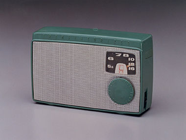 日本初のトランジスタラジオ『TR-55』。（写真はソニーの報道資料より）