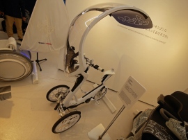 ヤマハ発動機が「超福祉展」に出展した、体を優しくくるむ「衣」から発想した、電動アシスト技術を搭載したコンセプトモデル「05GEN」。12日の土曜日はハチ公前広場で試乗もできる