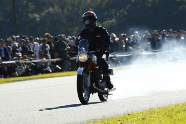 レストレーションを受けたクラシックバイクが1台ずつコースインし、大勢の観客の前でデモンストレーション走行を繰り返した