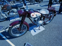 ヤマハ発動機は1955年2月にモーターサイクル部門が日本楽器から独立。モーターサイクルメーカーとして産声を上げるための初号機が写真の「YA-1」だ