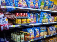 消費者庁の調査によると、消費者が店頭で食品を購入する際に主に見る項目は「価格」が81. 5%でトップ。次いで「消費期限・賞味期限」(71.0%)、「商品名」(52.8%)、と続き、原産地や原材料が表示された「一括表示」を見る人は43. 5%と半数以下だった。