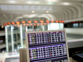 感謝祭明けは日米とも株価が上昇する時期。昨年は12月1日に日経平均は2万円を超えた。政策期待が企業業績への期待に移行する時、為替の円安が好環境として歓迎されるはず。