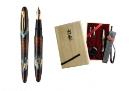 「本漆螺鈿蒔絵 オーロラ」(プラチナ万年筆の発表資料より) 「本漆螺鈿蒔絵 オーロラ」(プラチナ万年筆の発表資料より)