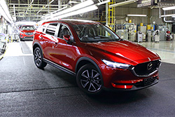 新型「マツダ CX-5」 量産第一号車（日本仕様車）（マツダの発表資料より） 