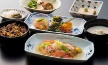 うかい<7621>(JQS)は、全日本空輸(以下「ANA」)の国際線ビジネスクラスの機内食サービス「THE　CONNOISSEURS」にてメニューを監修することになった。
