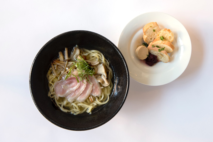 「陸」の流星麺～鴨の生ハムスープとフォアグラバケット～。塩を一切使わず、鴨の生ハムだけでスープを仕上げているという。（出典：メルセデス・ベンツ日本公式サイト）