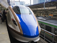 北陸新幹線の大阪までの延伸ルートについて、JR西日本と周辺自治体・経済団体との意見が対立。JR西日本は小浜京都ルートを支持しているのに対し、滋賀県は米原ルートを支持。それぞれの思惑が交錯する。