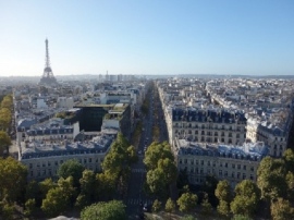 同時多発テロ事件から1年が経過したパリでは追悼式典が行われた。日常を取り戻しつつも、依然非常事態宣言が続いており、市内は物々しい警戒体制がとられている。 同時多発テロ事件から1年が経過したパリでは追悼式典が行われた。日常を取り戻しつつも、依然非常事態宣言が続いており、市内は物々しい警戒体制がとられている。