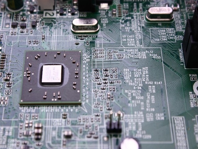 米Intelは2016年11月17日、サンフランシスコにて開催の「Intel AI Day」で、AIの学習や実行を加速するハードウエアやソフトウエアを提供し、AIの市場でもリーダーシップをとることを宣言した。これまで買収してきた米NervanaなどAI関連のベンチャー3社の技術を取り込むことで、今後急速に拡大すると見込まれるAIの市場での存在感を強める意向。 米Intelは2016年11月17日、サンフランシスコにて開催の「Intel AI Day」で、AIの学習や実行を加速するハードウエアやソフトウエアを提供し、AIの市場でもリーダーシップをとることを宣言した。これまで買収してきた米NervanaなどAI関連のベンチャー3社の技術を取り込むことで、今後急速に拡大すると見込まれるAIの市場での存在感を強める意向。