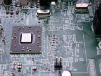 米Intelは2016年11月17日、サンフランシスコにて開催の「Intel AI Day」で、AIの学習や実行を加速するハードウエアやソフトウエアを提供し、AIの市場でもリーダーシップをとることを宣言した。これまで買収してきた米NervanaなどAI関連のベンチャー3社の技術を取り込むことで、今後急速に拡大すると見込まれるAIの市場での存在感を強める意向。