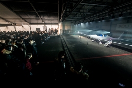 現地時間7日に行われたソーラーストラトス号のお披露目の模様。(写真:ソーラーストラトス公式サイトより) 現地時間7日に行われたソーラーストラトス号のお披露目の模様。(写真:ソーラーストラトス公式サイトより)