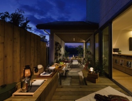 積水ハウスが提案する「モビリティライフ」。駐車スペースでホームパーティを開いたり、住宅メーカーならではの、あったらいいなの「車のある暮らし」が面白い。