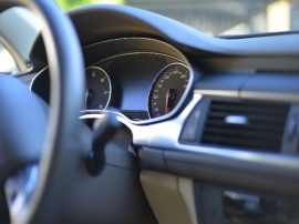 自動運転車のAndroidを目指し、自動運転技術および独自のハードウェアデバイスの構築手順を公開するのは、iPhoneのジェイルブレイク(どんな通信事業者でも利用可能にハッキングした)で知られるジョージ・ホッツ氏率いるComma.ai社だ。同社は自動運転技術を誰もが活用できるものにすべく、Android 版自動運転システム「Comma One」の999米ドルでの販売を目標に開発を進めてきた。 自動運転車のAndroidを目指し、自動運転技術および独自のハードウェアデバイスの構築手順を公開するのは、iPhoneのジェイルブレイク(どんな通信事業者でも利用可能にハッキングした)で知られるジョージ・ホッツ氏率いるComma.ai社だ。同社は自動運転技術を誰もが活用できるものにすべく、Android 版自動運転システム「Comma One」の999米ドルでの販売を目標に開発を進めてきた。