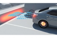 後退時のICS作動イメージ（トヨタ自動車の発表資料より） 