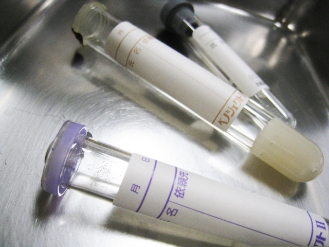 九州大学大学院医学研究院を中心とする共同研究グループは、うつ病などの患者からの微量な血液成分の解析から、うつ病の重症度を予測するアルゴリズムを開発した。研究では、うつ病重症度評価を目的として心理査定で活用されている「ハミルトンうつ病評価尺度(HAM-D)」及び、アンケートによる抑うつ重症度評価尺度「PHQ-9」の2つの値と、患者の血中代謝物質との相関を調べた。 九州大学大学院医学研究院を中心とする共同研究グループは、うつ病などの患者からの微量な血液成分の解析から、うつ病の重症度を予測するアルゴリズムを開発した。研究では、うつ病重症度評価を目的として心理査定で活用されている「ハミルトンうつ病評価尺度(HAM-D)」及び、アンケートによる抑うつ重症度評価尺度「PHQ-9」の2つの値と、患者の血中代謝物質との相関を調べた。